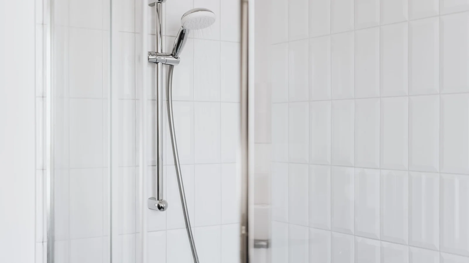Bathtub Caulk Mold: How to Clean It or Replace It Yourself