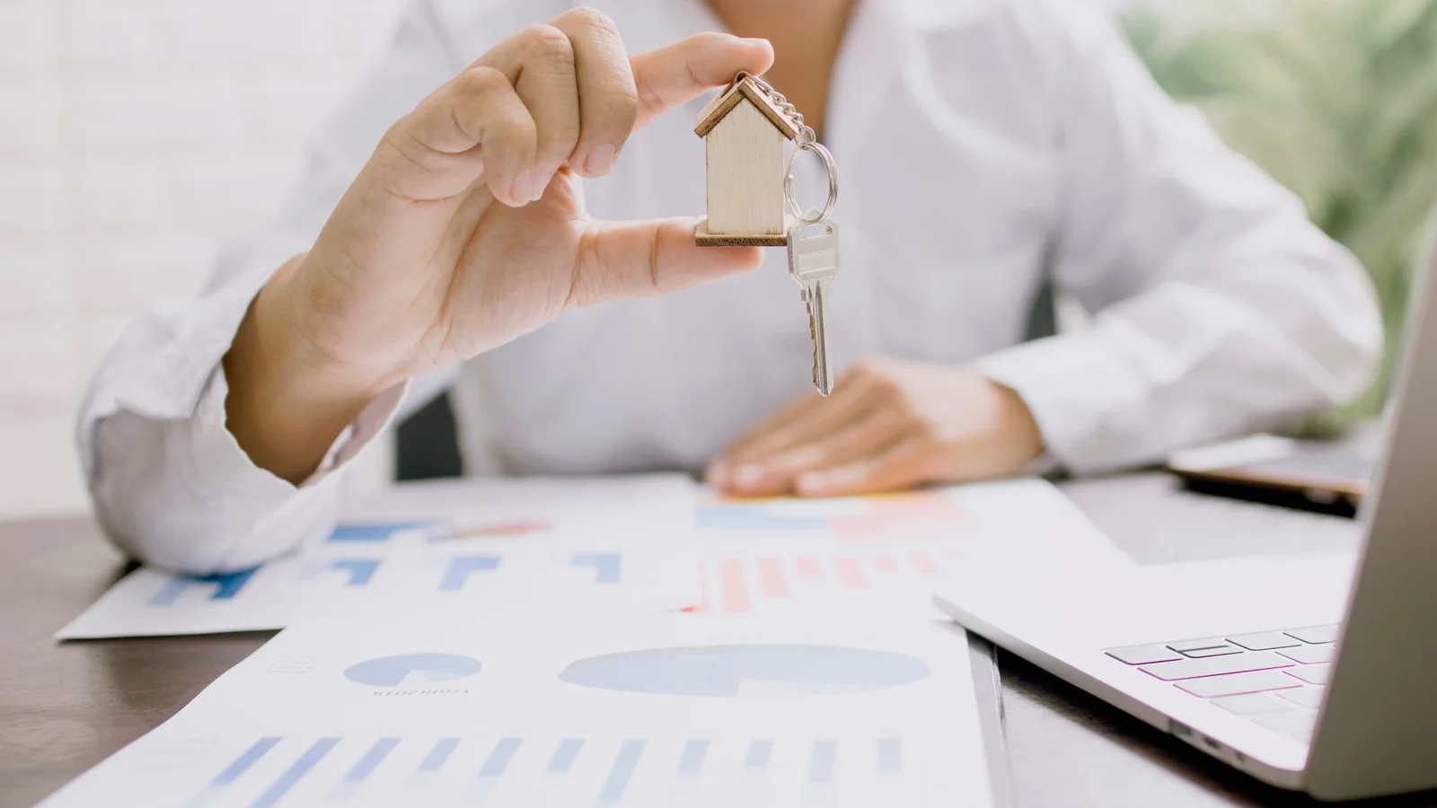How to Do a Move-Out Walkthrough Before Your Landlord Does