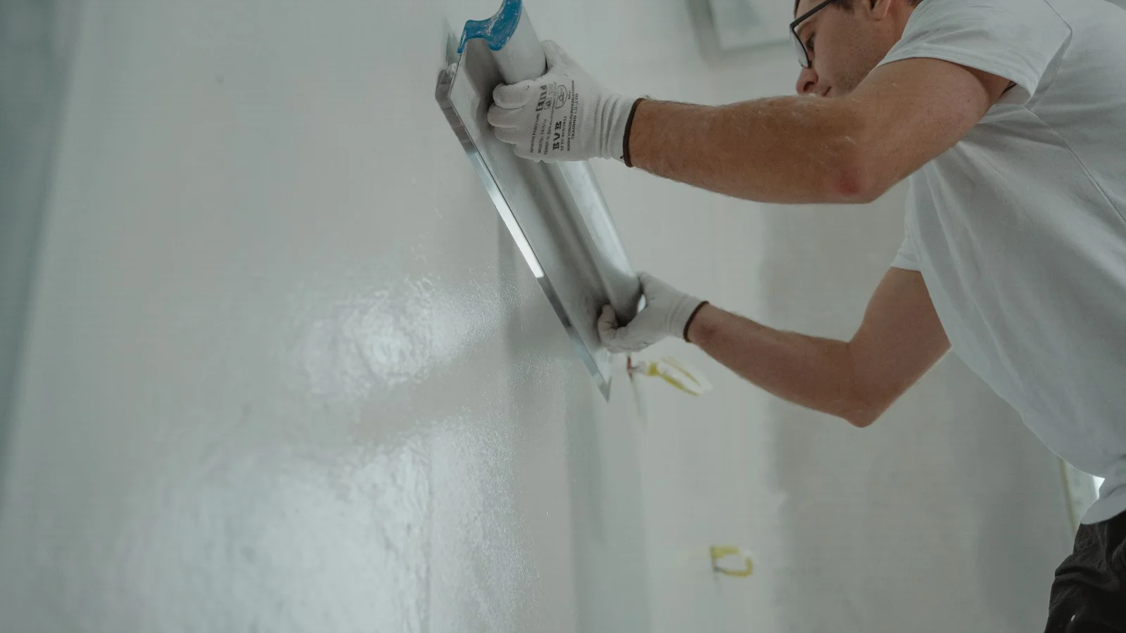 How to Remove Scuff Marks from Walls Without Damaging Paint